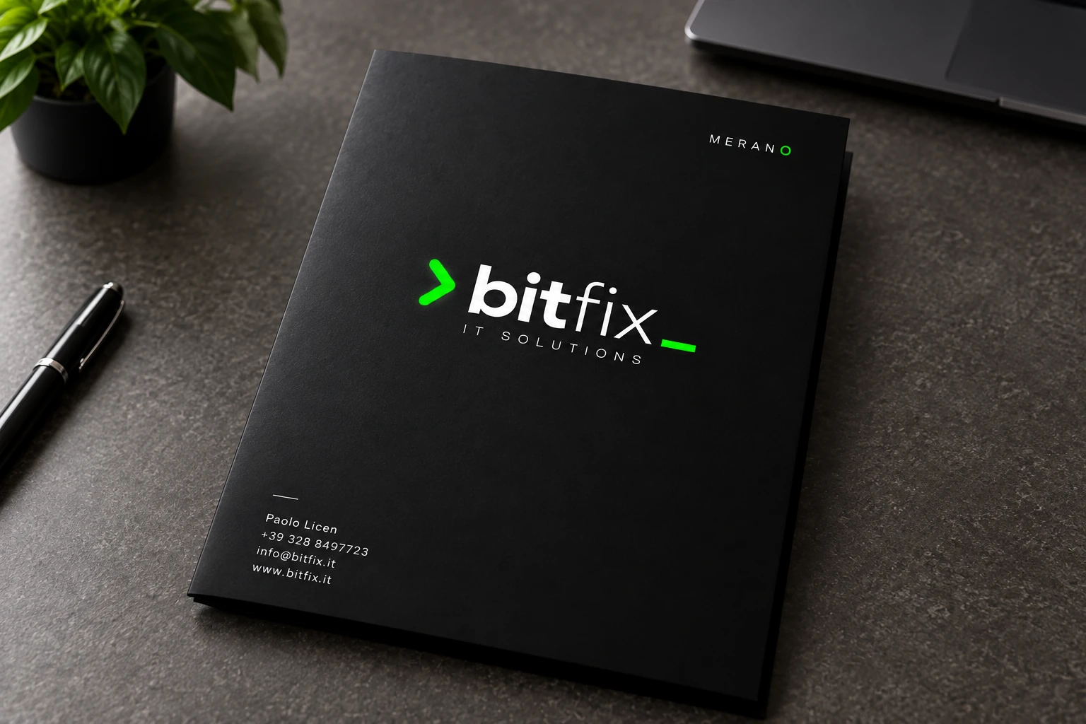 Cartellina Bitfix nera appoggiata su un tavolo
