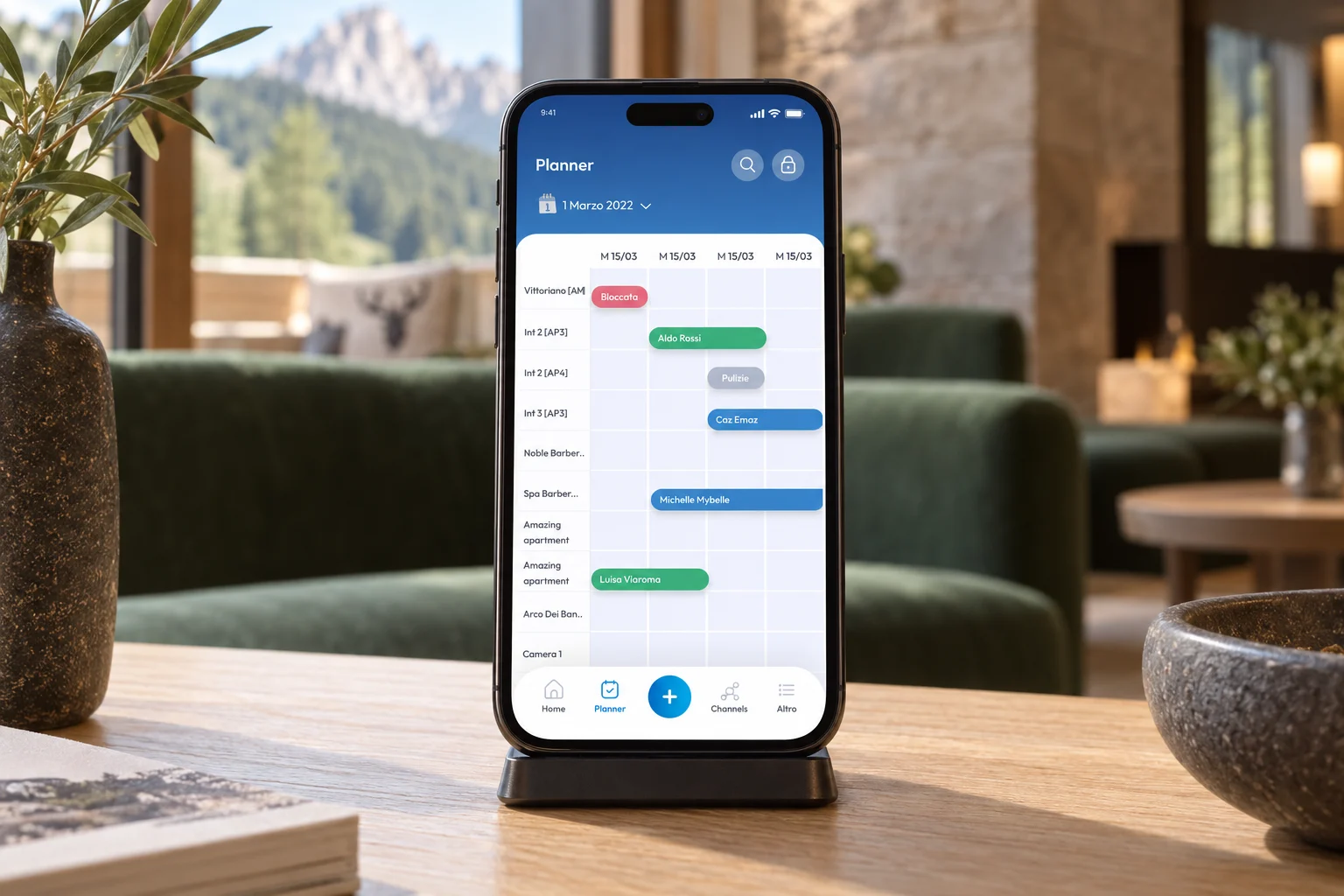Illustratives Foto eines iPhones mit geöffnetem Kross-Planer in einer Hotellounge