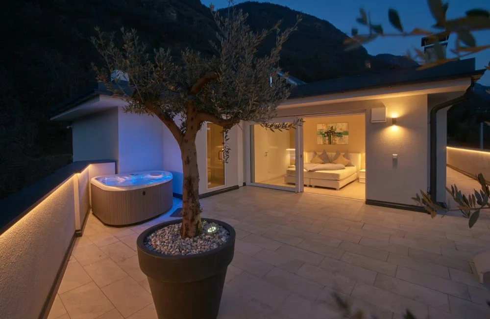 Terrasse mit Whirlpool eines Reluxus-Apartments, Bild von der Website